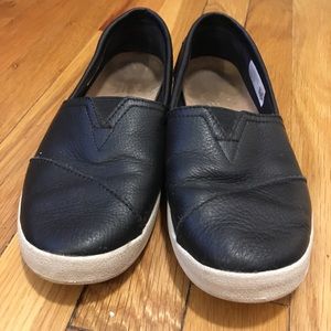 Black Leather Women’s Avalon Slip-On Toms